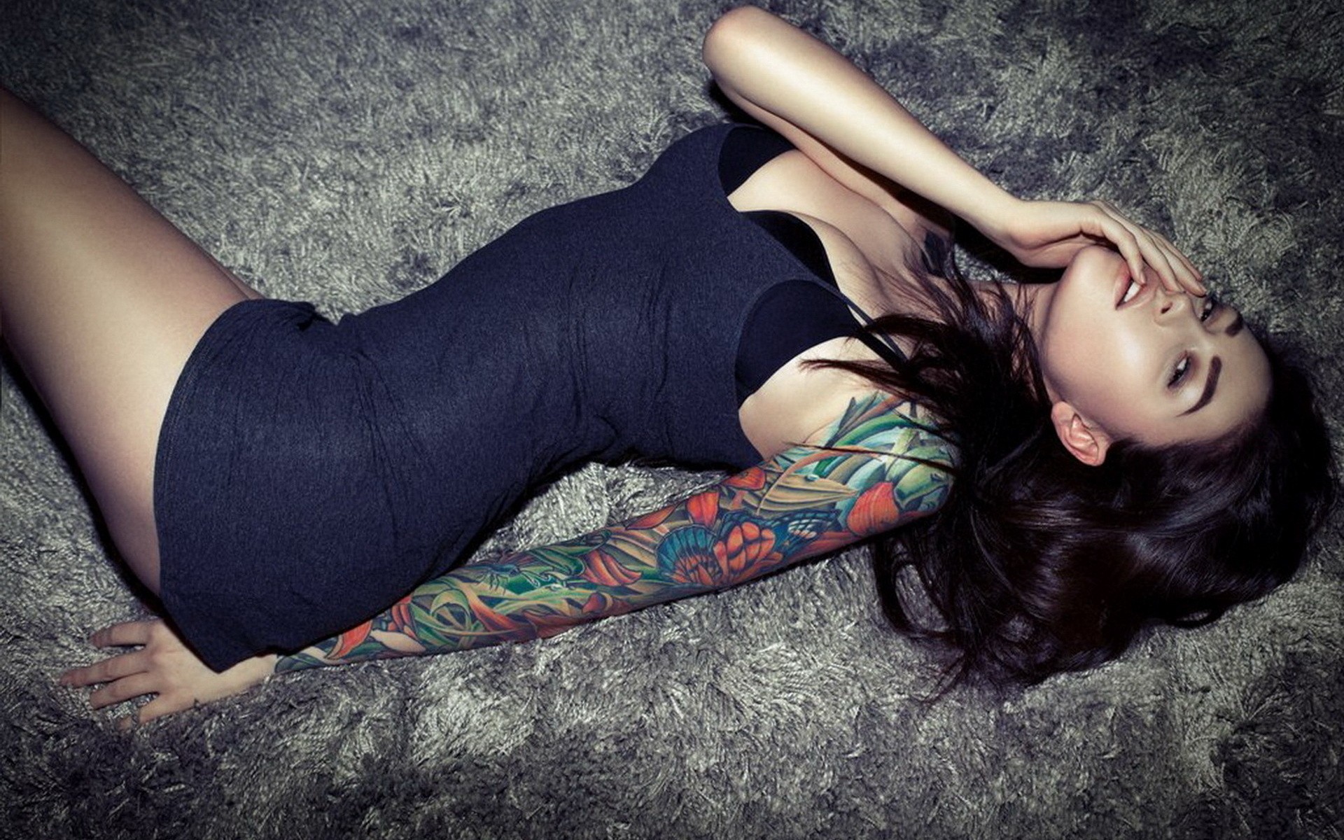 девушка с татуировкой фото
