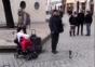 Baby übertönt Straßenkünstler