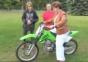 Mutti auf Motorrad vs. Oma im Rollstuhl