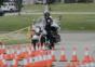 Beeindruckende Leistung beim Motorrad-Hindernisparkur