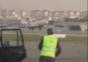 Flugzeug landet ohne vorderes Fahrwerk