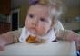Baby versucht wach zu bleiben