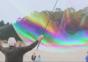 Riesige Seifenblasen am Strand
