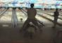 Bowlingtrick durch die Beine