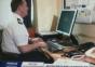 Polizist tippt im Interview