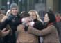 Flashmob: Wildfremde Menschen feiern und umarmen