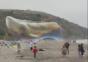 Riesige Seifenblasen am Strand