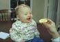 Babys essen saure Sachen