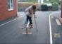 Skateboard auf Krücken