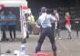 Polizistin tanzt mit Opa