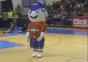 Maskottchen zieht krasse Show ab