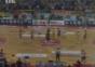 Basketballspiel eingehüllt in Klopapier