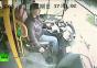 Chinesischer Busfahrer hat verdammt viel Glück