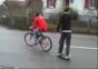 Das war sehr knapp auf der Straße mit dem Skateboard