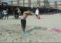 Gymnastikball am Strand eingraben = Trampolin