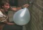 Wasserballon platzt in Zeitlupe