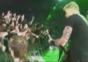 James Hetfield von Metallica trollt einen Security Mann