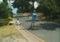 Mit dem Skateboard ab in die Hecke