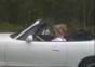 Frau im Cabrio bei Regen unterwegs