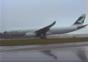 Flugzeug steht in der Luft