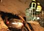 Auto landet in Kirchendach