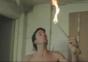 Feuerspucker macht Popcorn im Mund