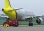 Flugzeugturbine bläst Transporter weg