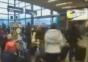 Kurze Warteschlange am Bahnhof