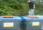 Auf Müllcontainern rumspringen