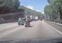 Rollerfahrer im Weg