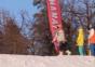 Schöner Sprung mit den Ski