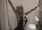 Blonde im schwarzen Kleid