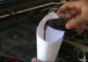 Autobatterie mit Wein laden