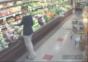 Frau spielt mit ihren Melonen im Supermarkt