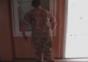 Soldat macht uns den Roboter