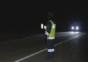 Polizist schwingt die Keule