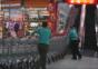 Eine lange Schlange Einkaufswagen auf der Rolltreppe