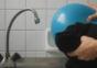 Geladener Ballon vs. Wasserstrahl