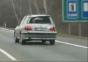 Schrottkarre auf der Autobahn unterwegs