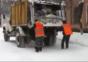 Müllmänner haben Spaß bei der Arbeit