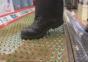 Boden und Schuhe immer sauber halten