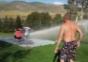 Wasserrutsche von der Feuerwehr gesponsert
