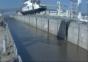 Eine Yacht zu Wasser lassen