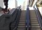 Mit dem Einrad die Rolltreppe zerstören