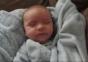 Baby träumt und wacht auf