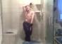 Britney Spears unter der Dusche performed
