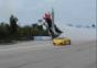 Stuntflugzeug vs. Lamborghini Rennen
