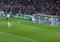 Felix Baumgartner findet den Ball von Sergio Ramos