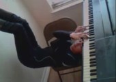 Klavier spielen von unten