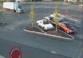 LKW vs. geparkte Autos